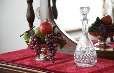 Aynanın üzerinde duran bardaklar ve meyveler                               