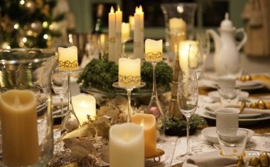 Gece odadaki parti masasının üzerindeki mum ışığı.                               