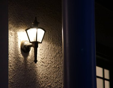 Geceleri evin giriş duvarını aydınlatan bir ışık.                               