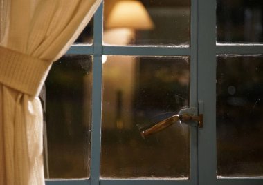 Geceleri odanın pencerelerinden ve perdelerinden görünen açık hava ışıkları.                               