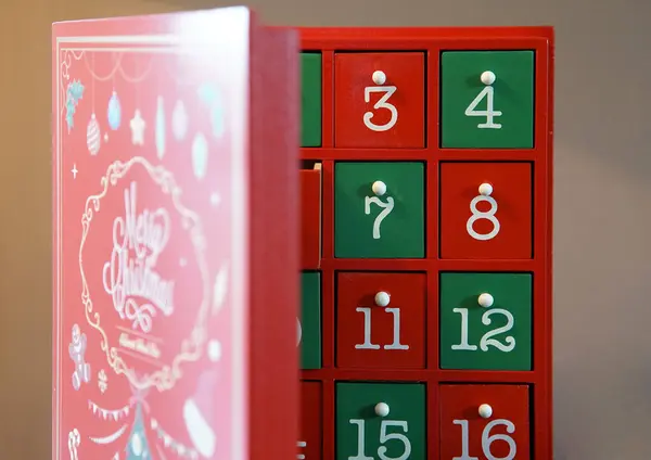 Noel sezonunda bir odada dekore edilmiş Advent takvimi                               