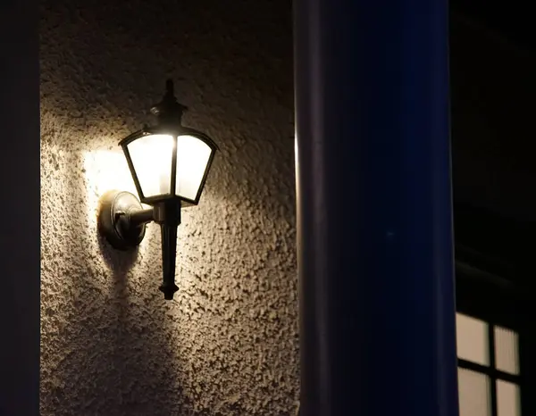 Geceleri evin giriş duvarını aydınlatan bir ışık.                               