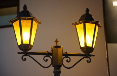 Geceleri şehrin sokaklarında yanan sokak lambaları.                               