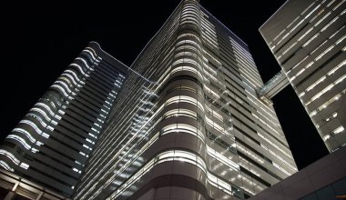 Yokohama, Japonya 'da geceleri ışıkları açık olan bir gökdelen.                               