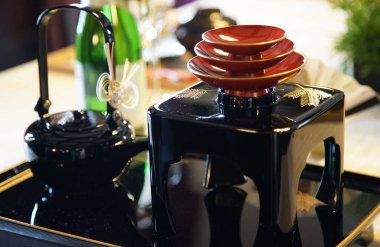 Japonya 'da Otoso adlı bir kutlamada geleneksel olarak içilen bir içki bardağı.                               