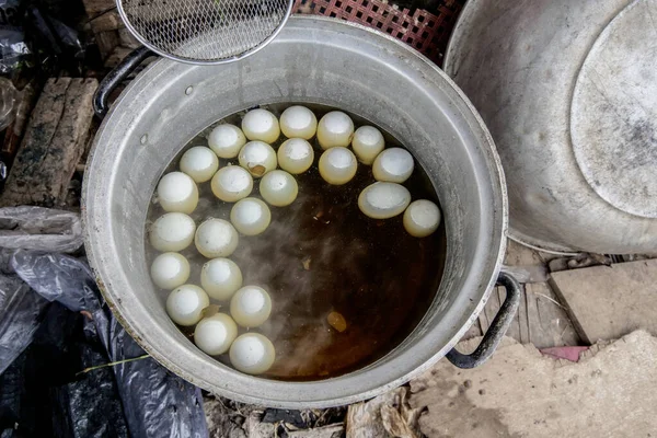 鸡蛋在锅里 — 图库照片