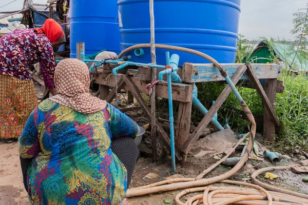 柬埔寨 妇女从桶中取水 — 图库照片