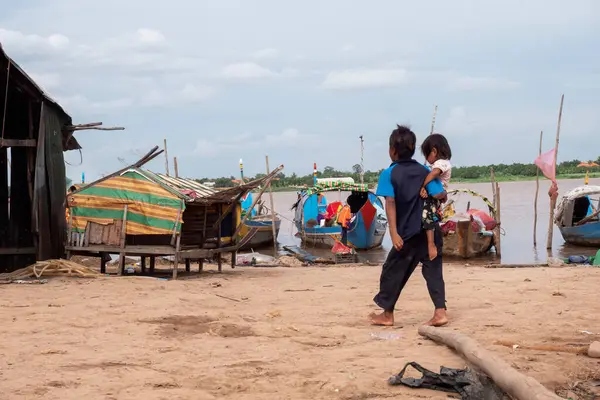 カンボジアプノンペン少女を抱える少年 — ストック写真