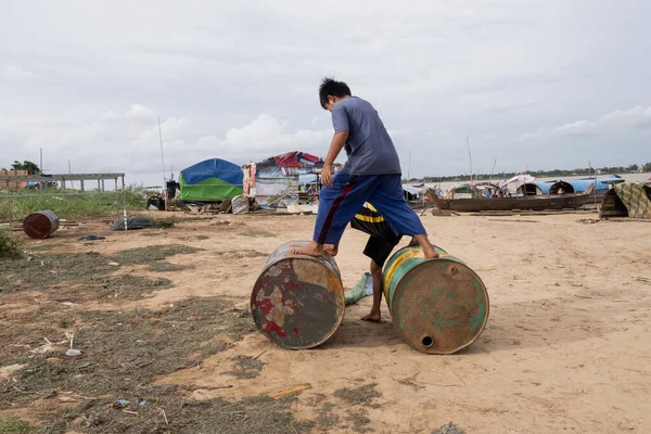 柬埔寨 儿童玩垃圾桶 — 图库照片