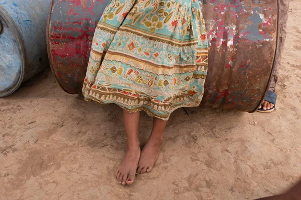 Gadis Kecil Bermain Dengan Tempat Sampah Besi — Stok Foto