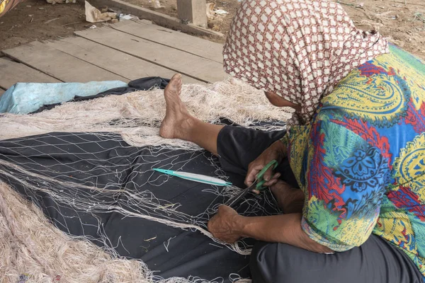 カンボジア 高齢者の女性は 釣り網のリエル 女性を調整します — ストック写真