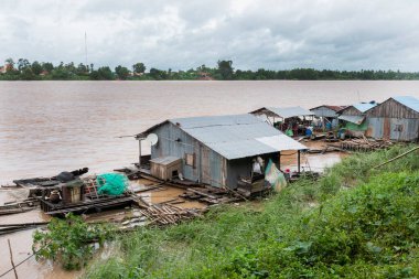 Kamboçya, Vietnam köyü Mekong kıyısında.