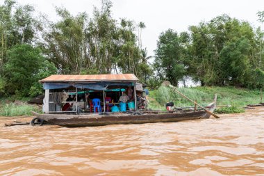 Kamboçya, Vietnam köyü Mekong kıyısında.