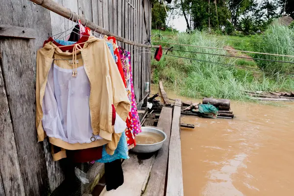 カンボジア メコン川のほとりの家にぶら下がっている洗濯機 — ストック写真