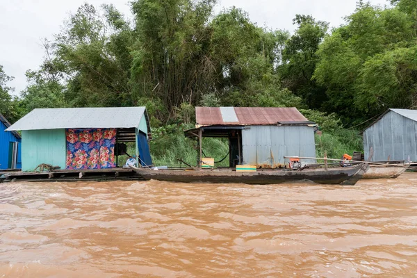 カンボジア メコン川のほとりのベトナムの村 — ストック写真