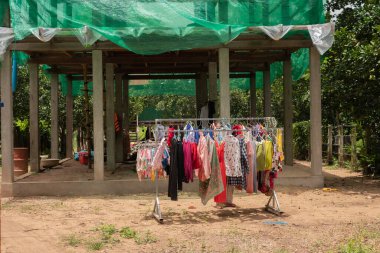 Kamboçya, güneşte asılı renkli çamaşırlar.
