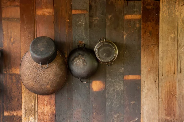 柬埔寨 一堵墙上挂着罐子和篮子的墙 — 图库照片