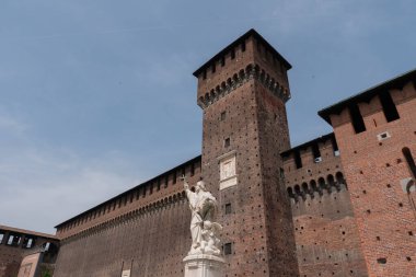 Milan, Castello Sforzesco İtalyan şehrinin merkezinde yer almaktadır.
