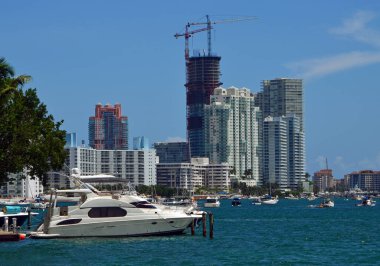 Uzun Bina Skyline ve Miami Plajı Sahil İçi Su Yolu manzarası