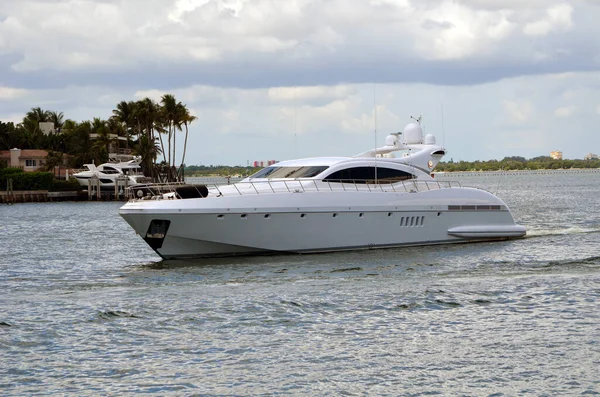 Motor Yacht Idling Venetia Causeway Miami Beach Florida Waiting Drawbridge — Stock Photo, Image