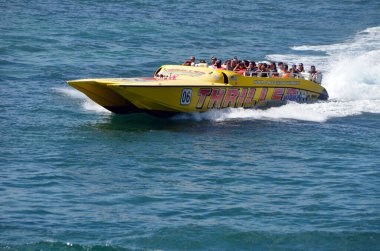 Bir tekne dolusu turist Miami rıhtımını geziyor. Miami ziyaretçileri için popüler bir eğlence..