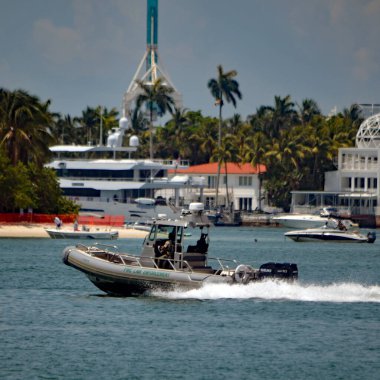 Florida Vahşi Yaşam devriye botu Miami Beach, Florida 'daki anıt adasının yanından geçiyor.