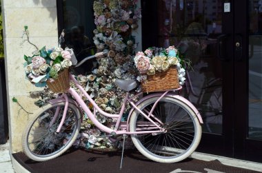 Çiçek sepetli bir bisiklet Sunset 'in limanı Mia i Beach, Florida' daki Botoks Kozmetik Dükkanı vitrininin bir parçası.