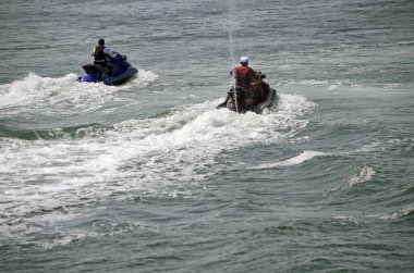 Küçük dalgalara binen iki jet ski Florida 'nın iç kıyılarında iz bırakıyor..