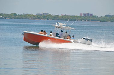 Miami Sahili 'nin dışındaki Florida Kıyısı Su Yolu' nda hız yapan bir motorlu tekne..
