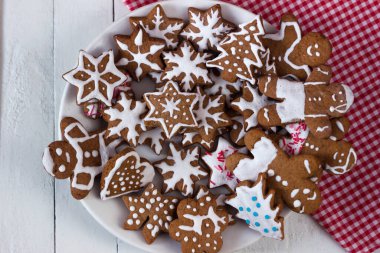 Tabaktaki farklı şekillerde baharatlı zencefilli kurabiyeler. Kış çörekleri, arka plan