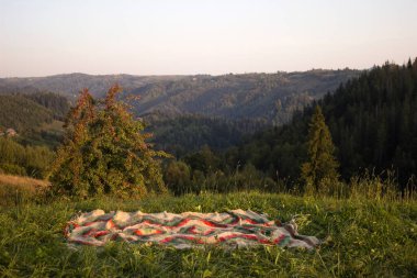 Karpat dağlarında süslemeli kadim battaniye, Hutsul battaniyesi lizhnyk