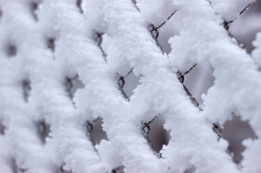 Tel örgüdeki kar. Bulanık arkaplan, Kış konsepti