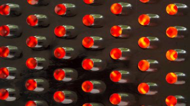 Kırmızı ve turuncu renkli ışıklarla soyut metalik arkaplan