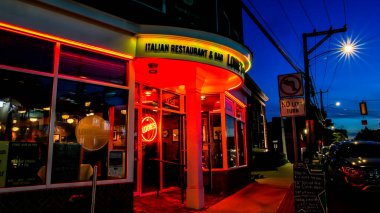 DARIEN, CT, ABD - 2 Ekim 2021: Louie 'nin İtalyan Lokantası Post Road Wirh akşam ışıkları yakınında yer almaktadır
