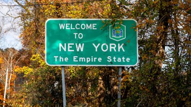 NEW CANAAN, CT, ABD - 11 Kasım 2021 New York 'a hoş geldiniz Connecticut ve New York sınırındaki Empire State tabelası