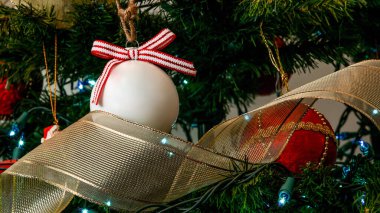 Noel ağacında Noel dekoltesi. Yakın plan.