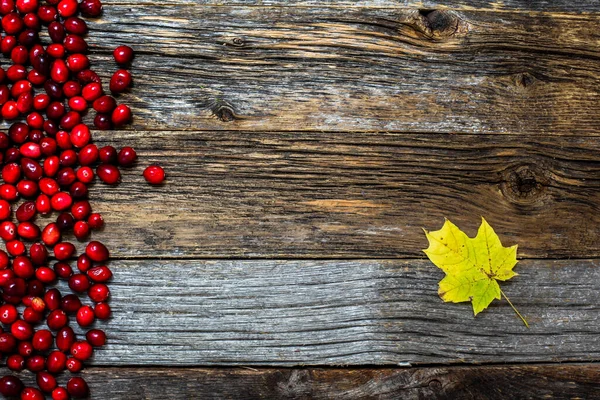 Осенний Фон Выветренной Древесиной Клюквой Листьями — стоковое фото