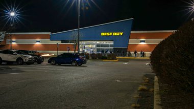 NORWALK, CT, ABD - 25 Kasım 2022 İnsanlar Şükran Günü 'nden sonra Best Buy' da açılış için bekliyor
