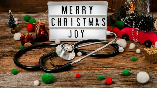 Merry Christmas Light Box Ozdobami Stetoskopem Drewnie Rustykalnym — Zdjęcie stockowe