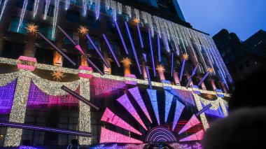 New York, New York, ABD - 10 Aralık 2022 Aydınlatılmış Saks Beşinci Cadde Mağaza Binası