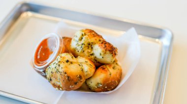 Seçici odaklanma ve kopyalama alanı ile soslu sarımsak düğümleri