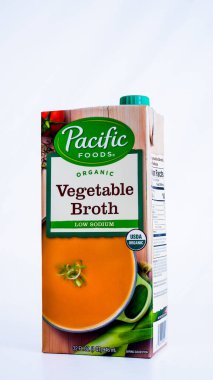 NORWALK, CT, ABD - 4 Ocak 2023: Pasifik Gıda sebze çorbası paketi beyaz üzerine izole edildi