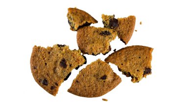 Beyaz arka planda izole edilmiş çikolatalı kurabiyeler.