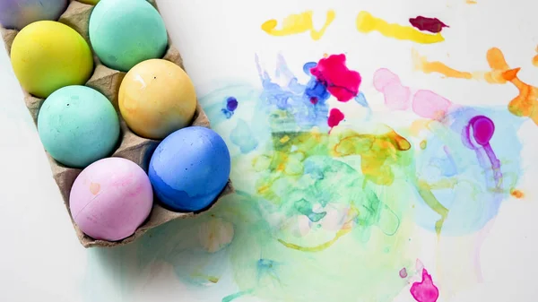 Renkli Arka Plan Esprili Paskalya Yumurtaları Sağ Tarafta Kopyalama Alanı — Stok fotoğraf