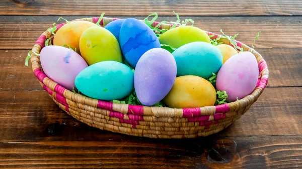 Kova Içinde Renkli Paskalya Yumurtaları Telifsiz Stok Imajlar