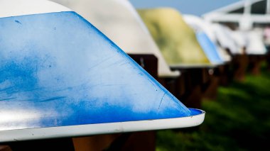 İlkbaharda, baharda, sıra sıra dizilmiş teknelerden kapatıyoruz.