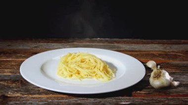 Köy tabaklarına spagetti ve ızgara karides ekliyorum.