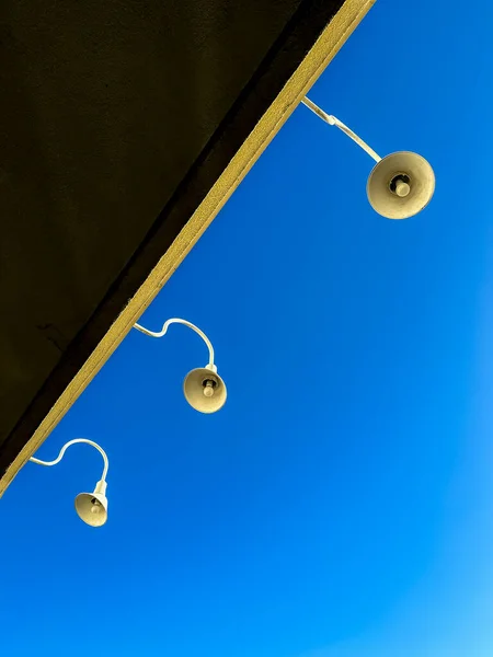 Três Luzes Baixo Ângulo Vista Com Céu Azul — Fotografia de Stock