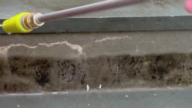 Taşları yıkama merdivenlerini çamaşır makinesiyle kapatın.