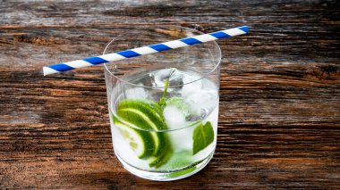 Tahta masada cin ve tonik.